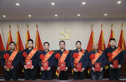 0206 修理能手從左至右依次為 邵冠峰、王寶玉、潘春樂(lè)、李龍、許特斯、韓利杰、寇增亮.jpg