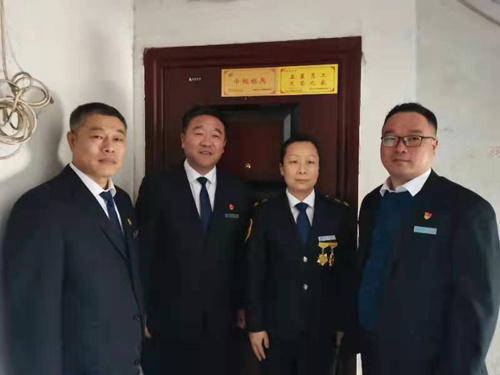 “一人得獎(jiǎng)，全家光榮” 送“牌”上門，集團(tuán)為標(biāo)兵先進(jìn)送去榮譽(yù)喜報(bào)牌匾