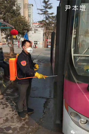 抗擊疫情，讓黨旗飄揚(yáng)在公交防控一線