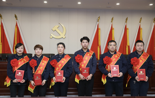 0205 客運(yùn)能手從左至右依次為 吳婷、李若芳、李彩霞、嚴(yán)成彬、姚乃遜、沈金雷.jpg