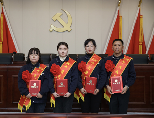 0207 從左至右依次為 點(diǎn)鈔能手王璐、充值能手孫昭娣、教學(xué)能手王慧娟、孫衛(wèi)東.jpg