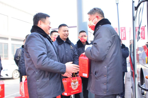 進站點！集團領(lǐng)導(dǎo)與一線職工共度新春