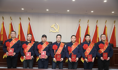 0202  標(biāo)兵從左至右依次為 苗田、尤建鵬、劉德斌、褚聰偉、王占峰、解偉強(qiáng)、馬群藝.jpg