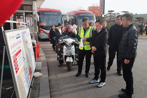 A1 集團(tuán)黨委書記、董事長(zhǎng)王保東到龍門石窟公交站調(diào)研